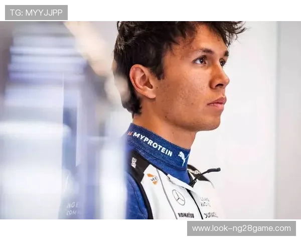 F1赛季最新动态：车手争冠激烈赛事精彩瞬间盘点